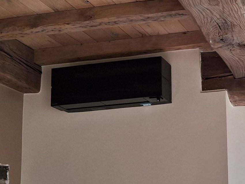 Binnenunit airco in een afgewerkte woonkamer