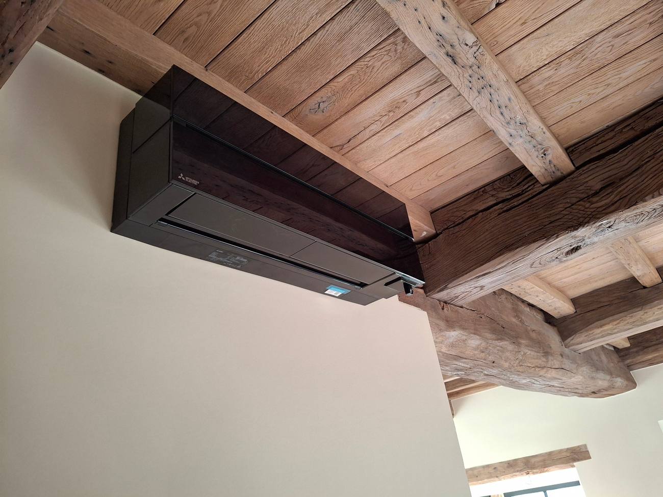 Airco, leidingen netjes afgewerkt