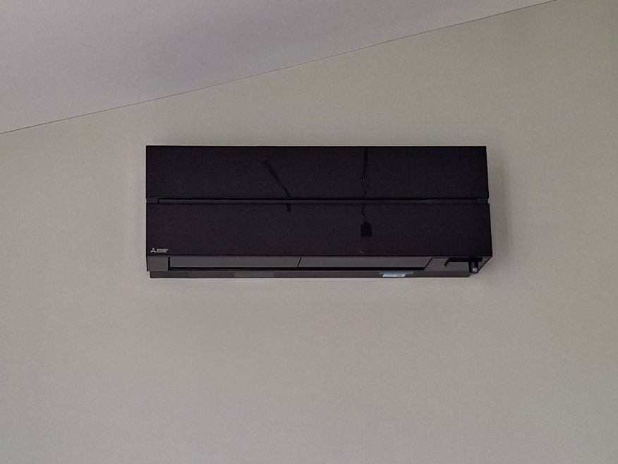 Airco-binnenunit en ventilatieventiel samen in één ruimte