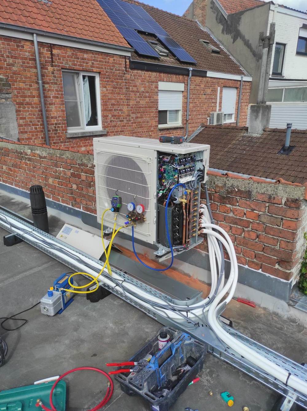 Buitenunit wordt aangesloten en vacuüm getrokken