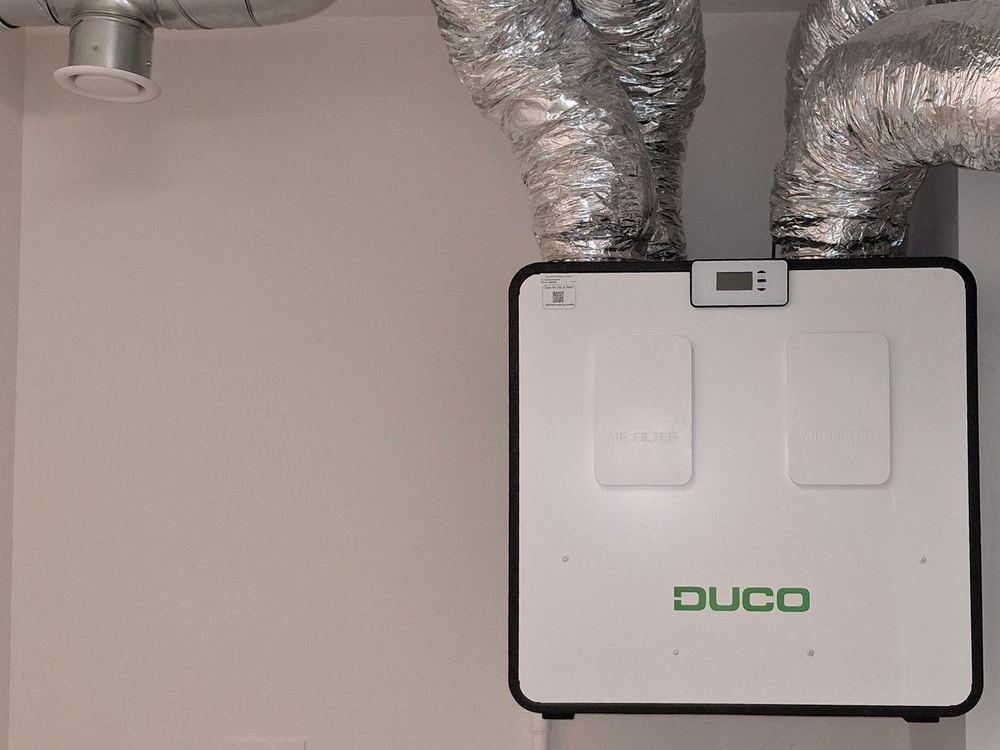Geïnstalleerd Duco-ventilatietoestel met aansluitingen