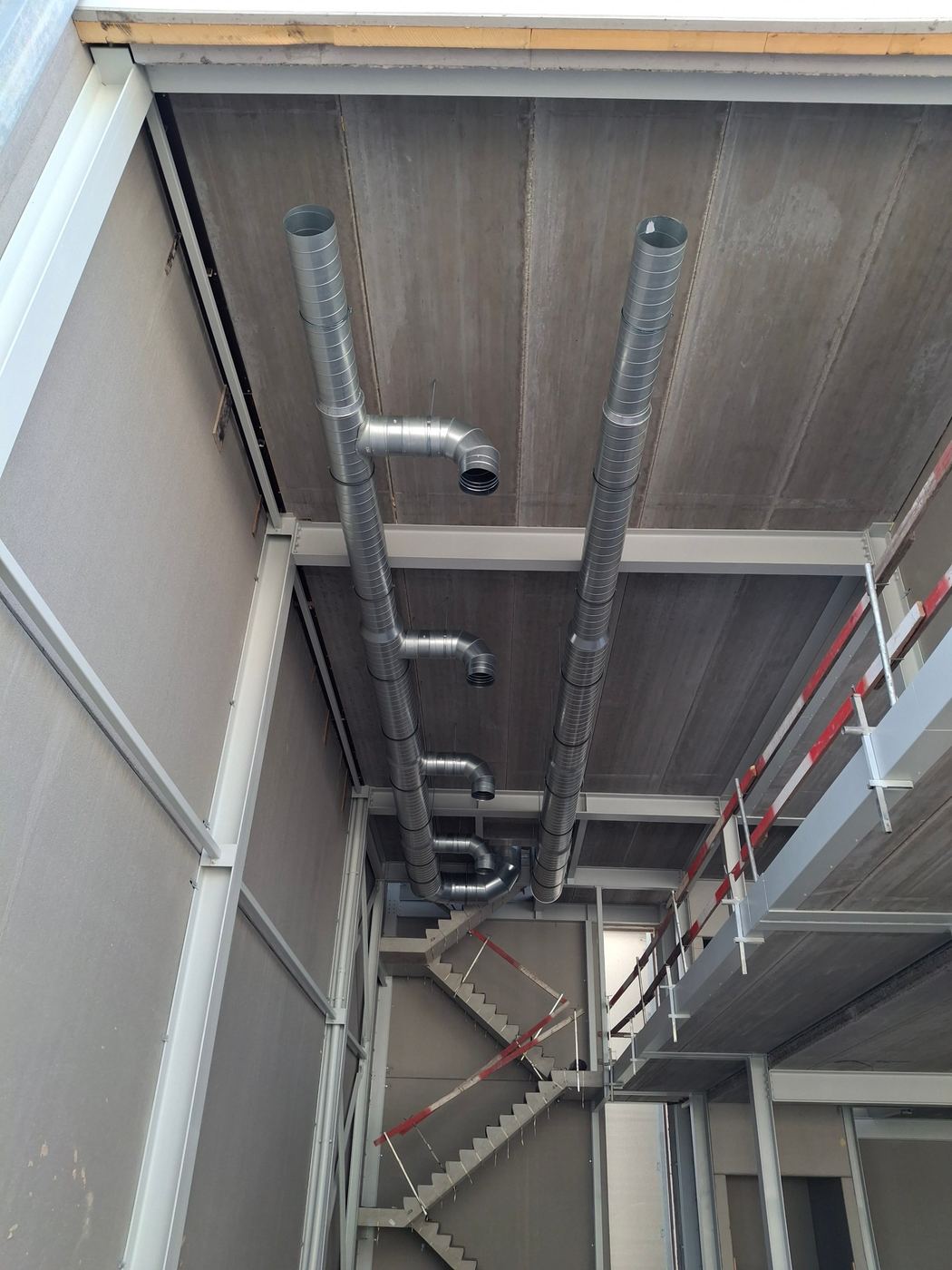 Kantoorgebouw in Brugge: verticale kanalen met aftakkingen