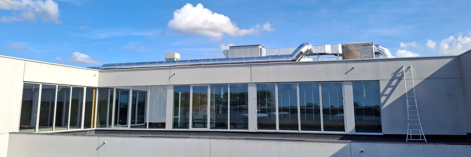 Dakinstallatie met luchtkanalen en luchtbehandeling op een niet-residentieel gebouw